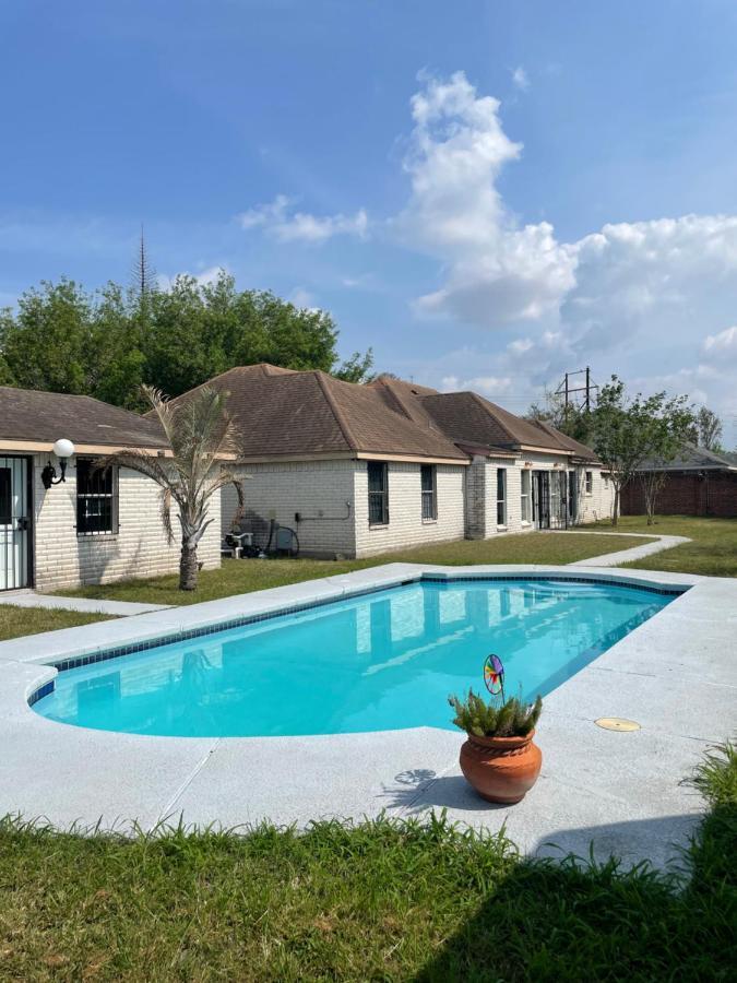 Cheerful 4 Bedroom Home With Pool And Bbq Area With 5Th Bedroom Option Brownsville Exterior photo